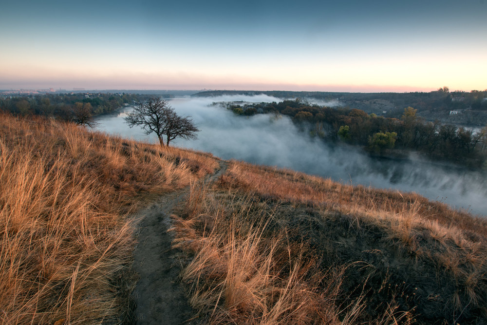 Фотографія Тече ріка туману як думки козака / Eugene Vik / photographers.ua