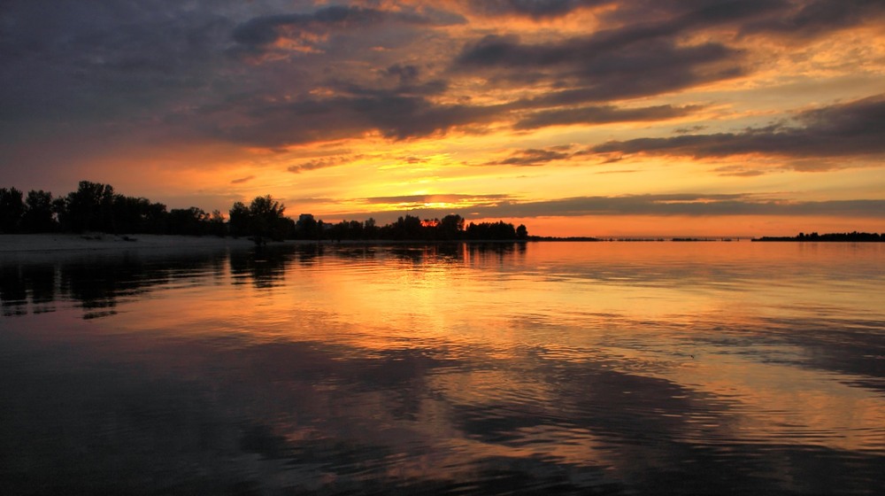 Фотографія Під промінням захо-дячого сонця,над Дніпром було тихо. / Volodymyr Shapoval VISt / photographers.ua