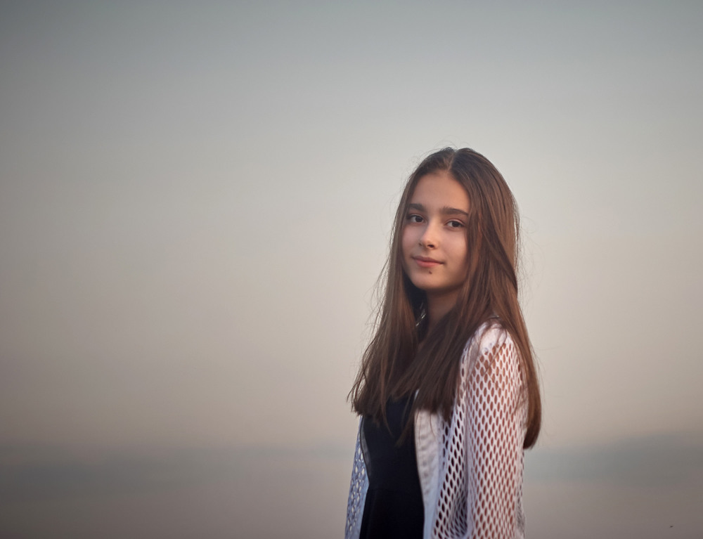 Фотографія Девочка на фоне вечернего неба / Vortex / photographers.ua