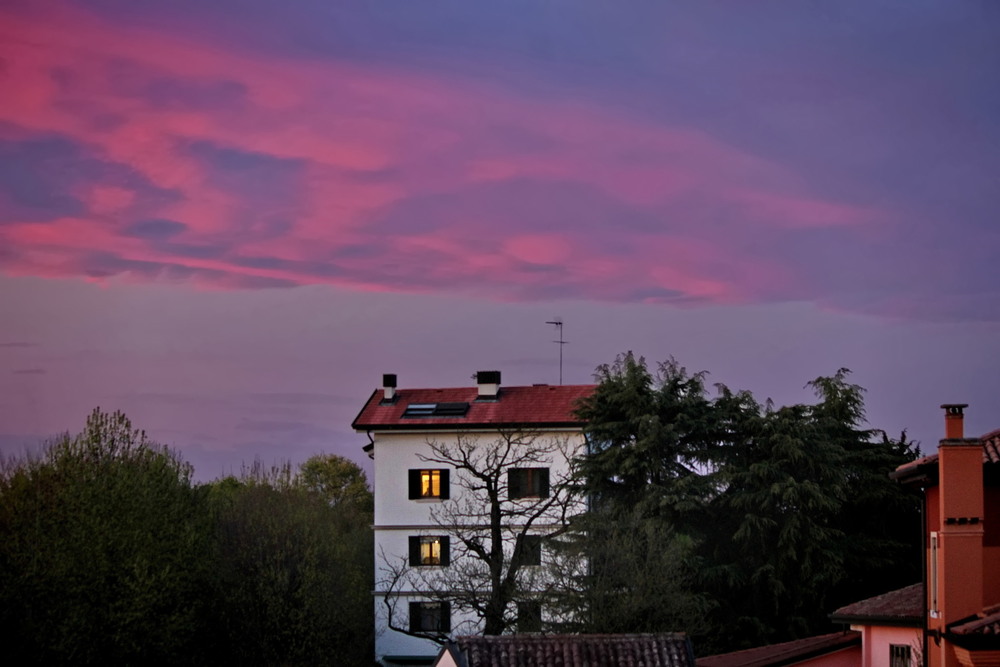 Фотографія Пурпурний вечір у моєму вікні / Sfumature di viola sopra i tetti / Ірина Кулікова / photographers.ua