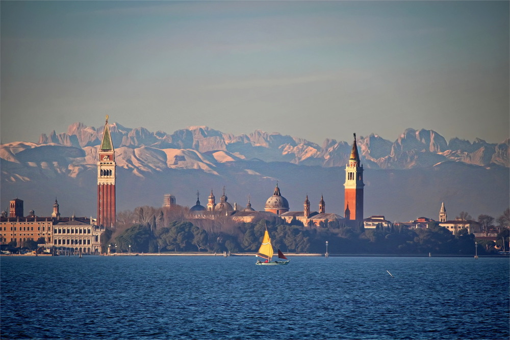 Фотографія Під поглядом Доломітів маленький човен несе мрію через лагуну / Ірина Кулікова / photographers.ua
