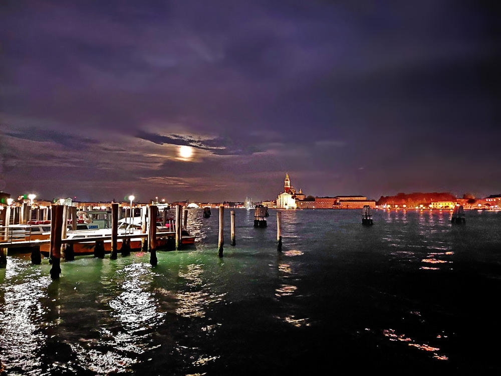 Фотографія Вчорашній туманний  місяць над Венецією.. / Ірина Кулікова / photographers.ua
