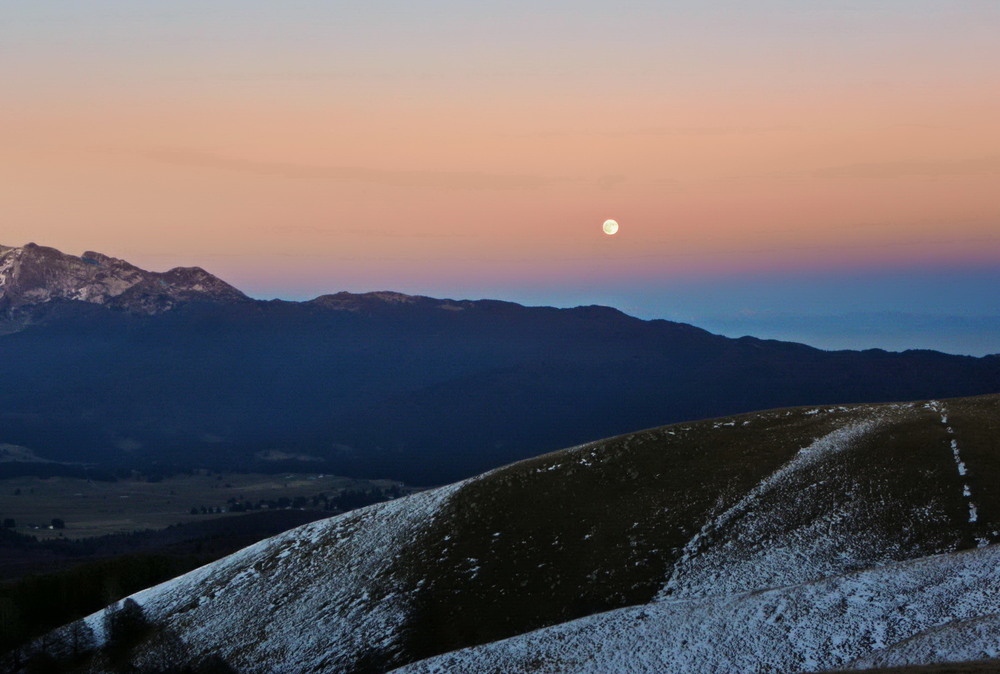 Фотографія Місяць милується вечірнею пастелью гір / Ірина Кулікова / photographers.ua