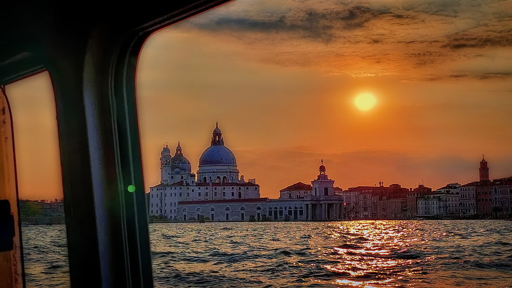 Фотографія Розпечене сонце над розпеченою Венецією і лагуною .. вже йде на спочинок.. / Ірина Кулікова / photographers.ua