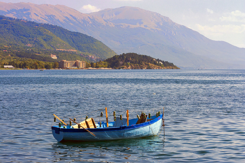 Фотографія На Охридському озері / Лодка з бляшанками / Капля Олександр / photographers.ua