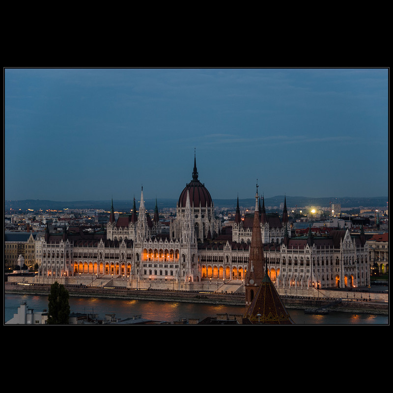 Фотографія Будапешт. Парламент. Только-только зажглись огни.. / Дмитрий Домбровский / photographers.ua