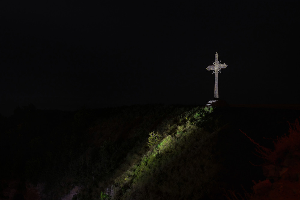 Фотографія Хрест на горі біля ''стола згоди'' старої фортеці в Кам'янець-Подільському (вид уночі) / Ihor Hurtovyi / photographers.ua