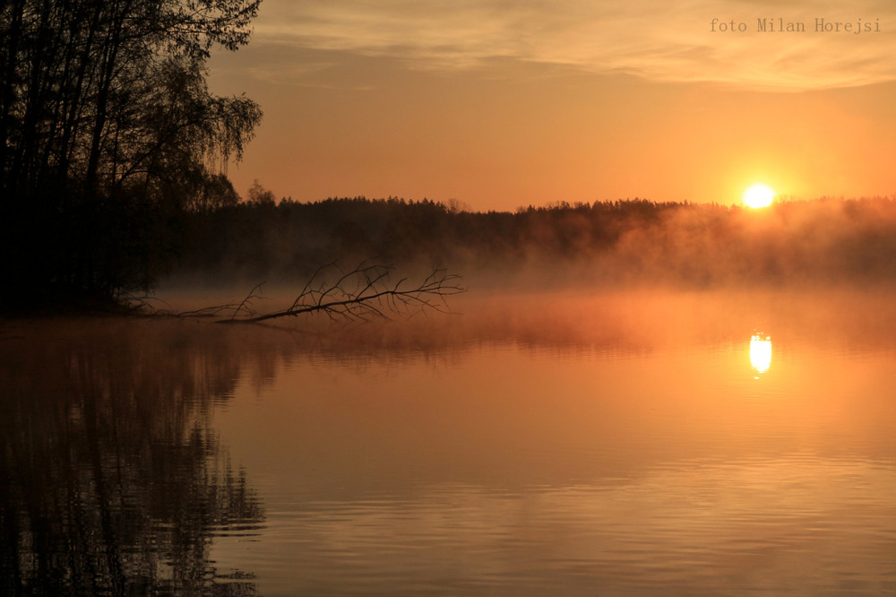 Фотографія Foggy sunrise over a lake / Милан Horejsi / photographers.ua