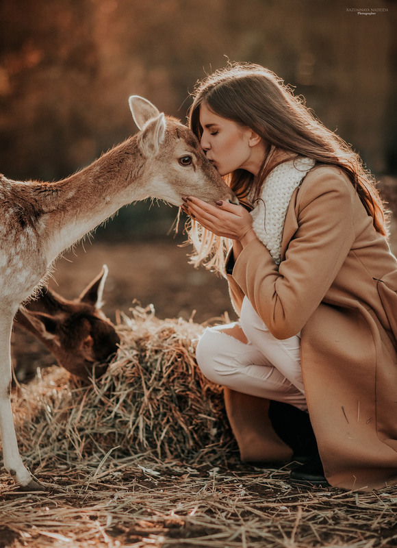 Фотографія Девушка с оленёнком / Надежда Разумная / photographers.ua