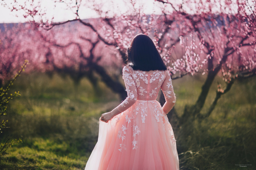 Девушка в розовом платье