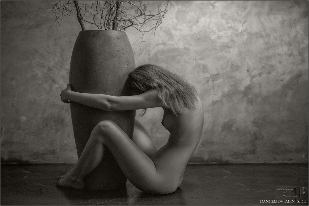 Фотографія Girl with a Vase / klaus wegele / photographers.ua