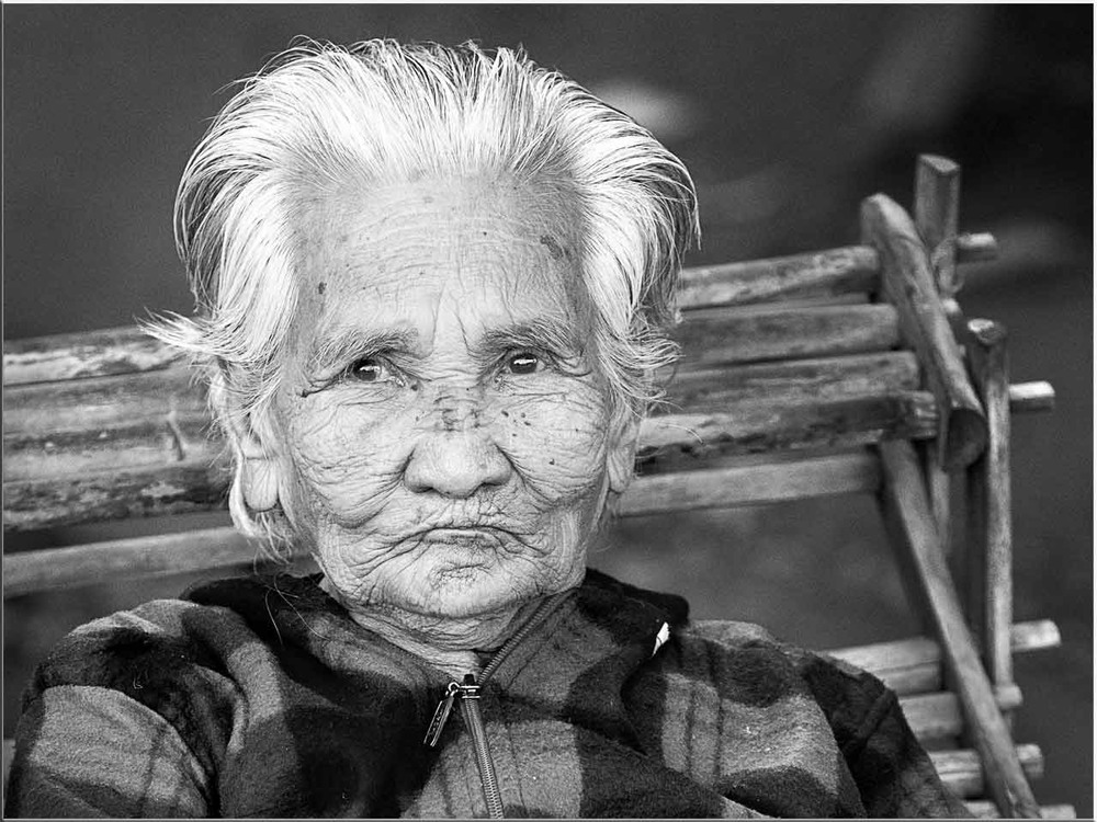 Старая полная большего. Древние старухи. Очень Старая женщина. Пожилые фотокарточки. Бабушка фотопортрет.
