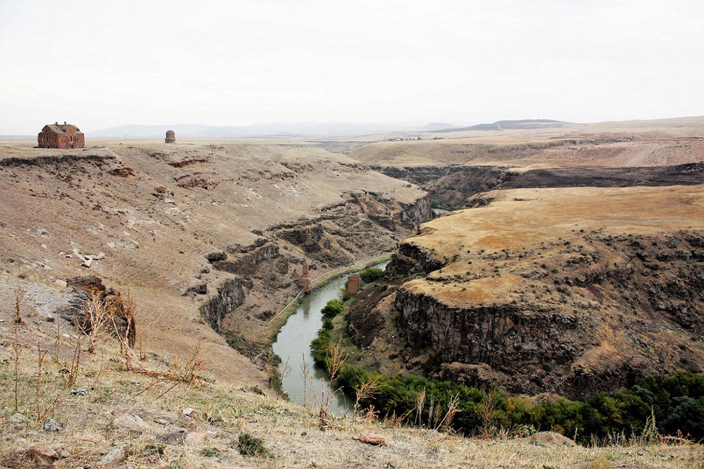 Фотографія Ахурян река - границе Армении (справа) с Турцией (слева) и Анийский собор / Lazar La / photographers.ua