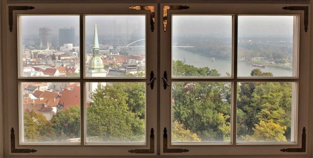 Фотографія Братислава через окно / Lazar La / photographers.ua
