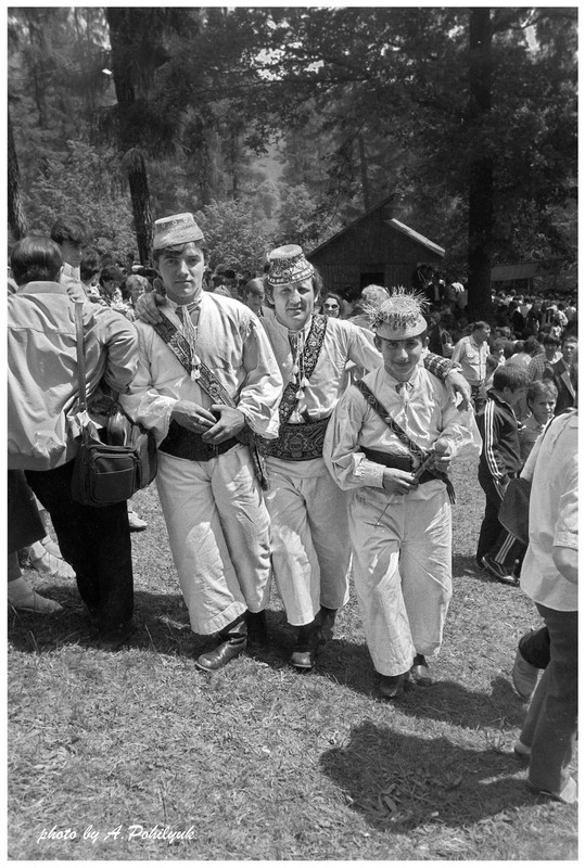 Фотографія м.Рахів...проводи на полонину /скан / / Anatoliy Pohilyuk / photographers.ua