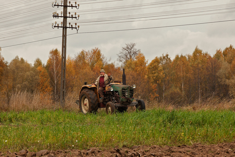 Фотографія старий тракторист і старий трактор / Павел Хмур / photographers.ua