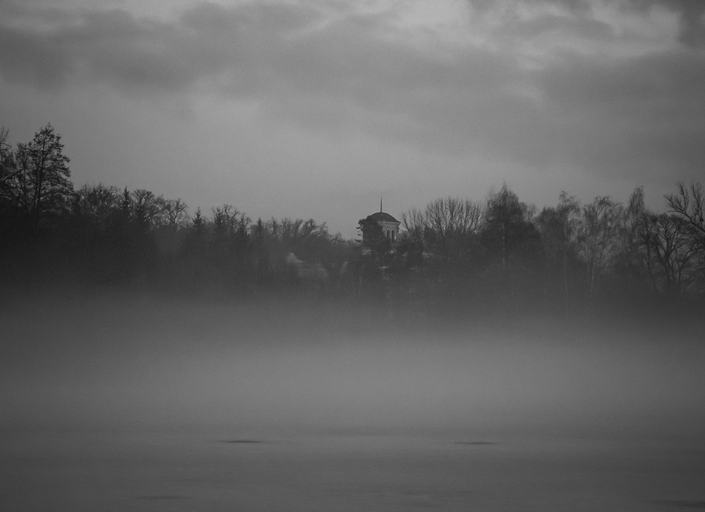 Фотографія Маєток Ліщинських занурився у тумани Темного озера / Anton Khul / photographers.ua
