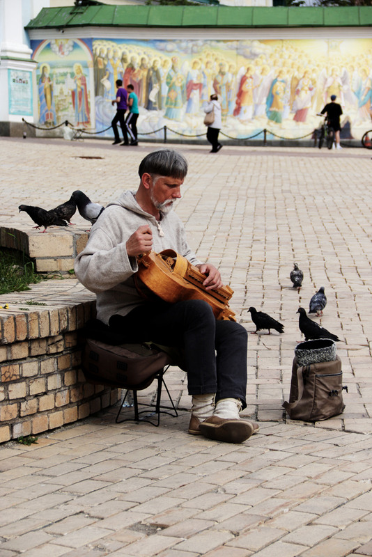 Фотографія Музикант та голуби / Ira Khodiuk / photographers.ua