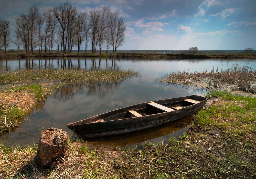 Старая деревянная лодка фото