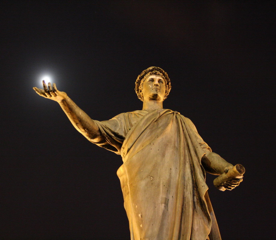 Фотографія 3нак Луны на ладони / Александр Ильин / photographers.ua