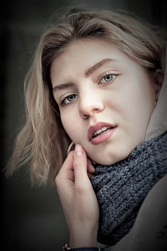 Фотографія девушка с шарфом / Volivach Yura / photographers.ua