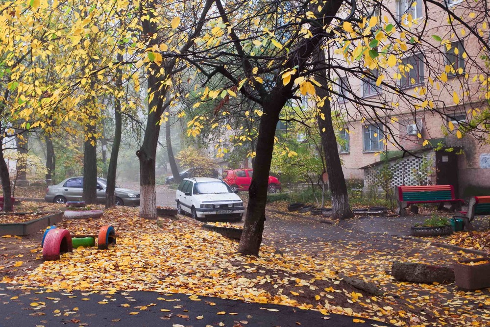 Фотографія осень в городском дворике / Юрий Иванов / photographers.ua