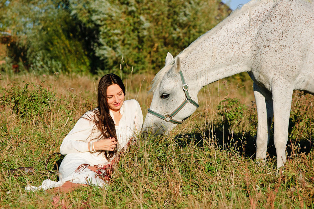 Фотографія В белом и с белой лошадью / Оксана Маховская / photographers.ua