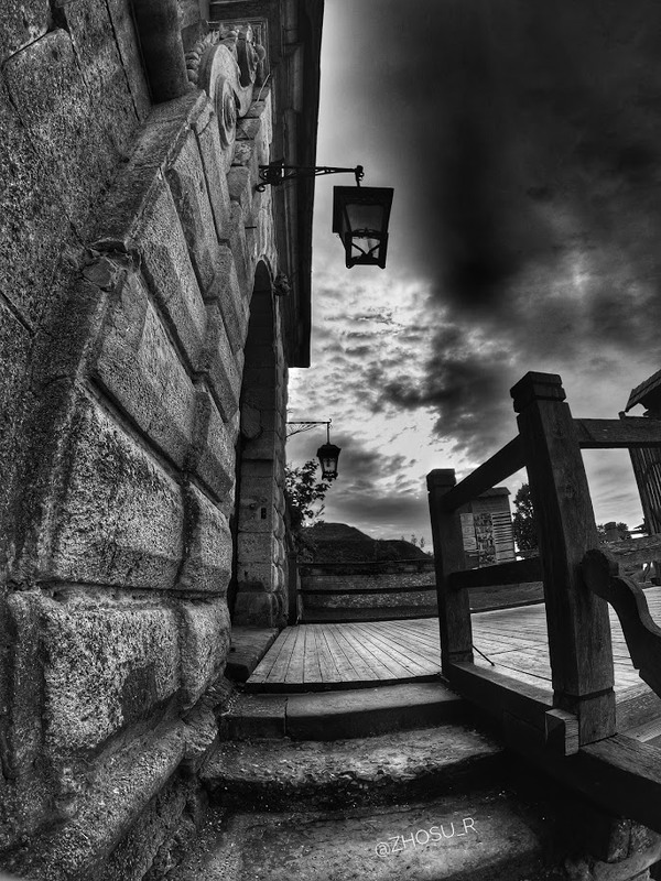 Фотографія Ліхтар перед входом в Золочівський замок / Роман Жосу / photographers.ua