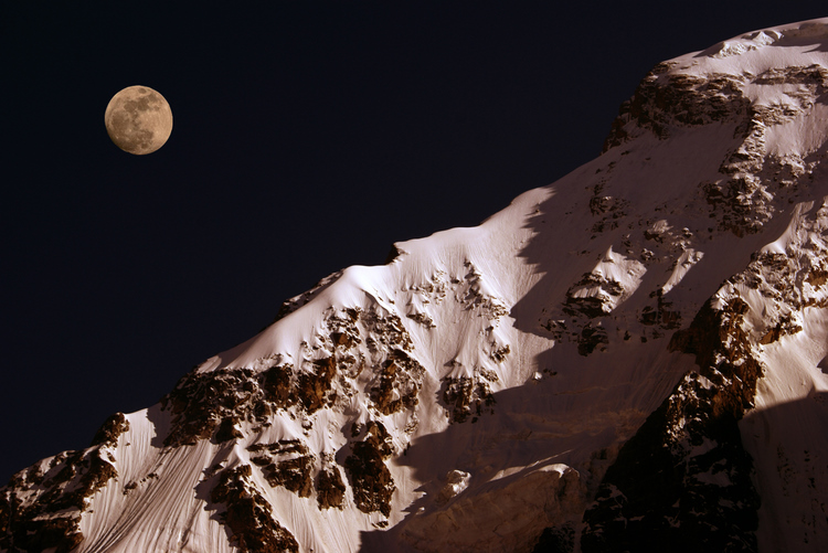 Фотографія Луна осколком неба,пронзит тугую высь... / Юрій Заїка / photographers.ua