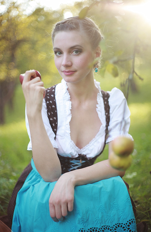 Фотографія дівчина з яблуком / peCHIZHak / photographers.ua