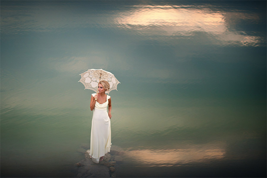 Фотографія она, зонтик и вода / Nickolas / photographers.ua