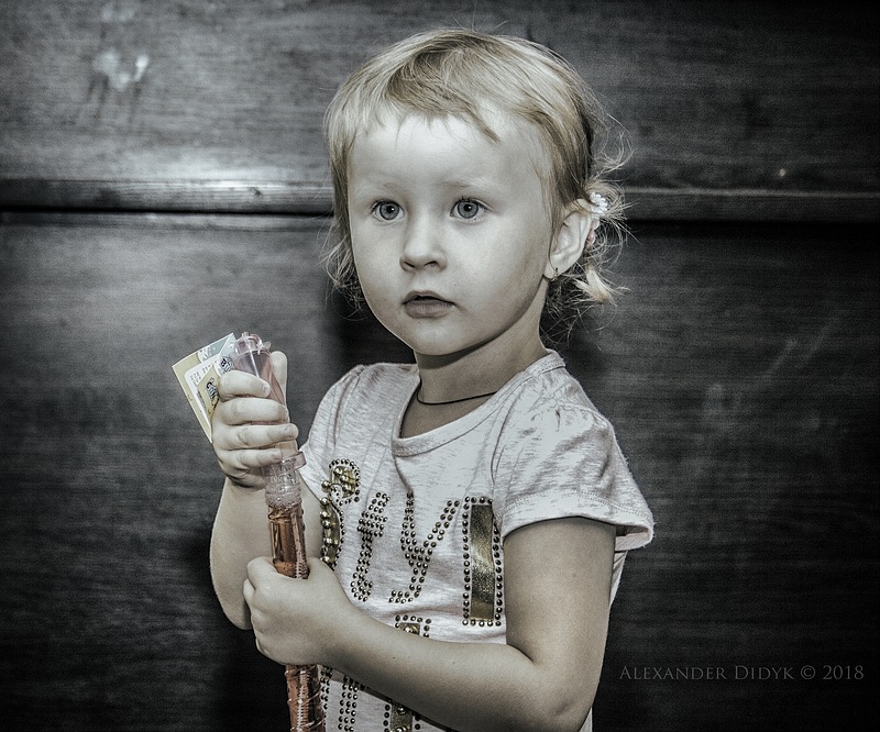 Фотографія Девочка с игрушкой для надувания мыльных пузырей... / Olexander Didyk / photographers.ua