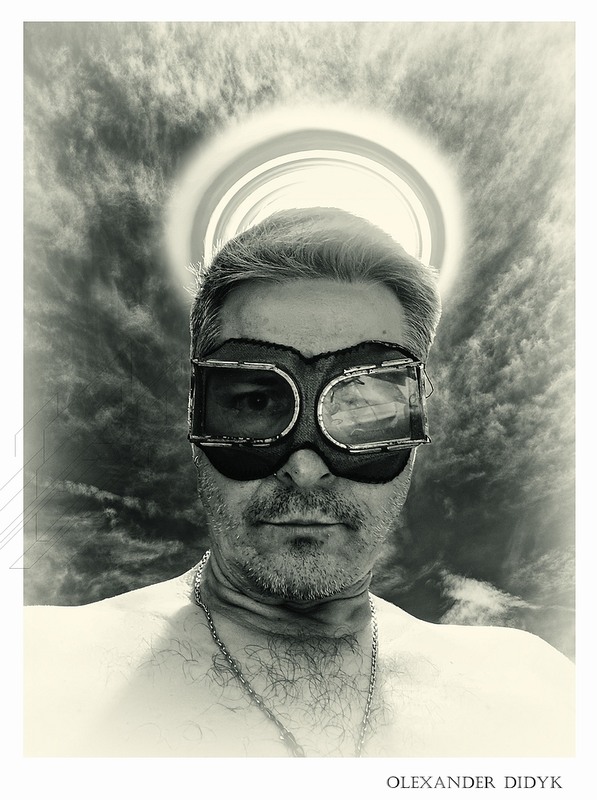 Фотографія Селфі людини в окулярах, що стоїть під лямпою, що горить. / Olexander Didyk / photographers.ua