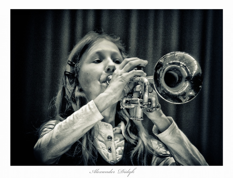 Фотографія Портрет  девочки  с  трубой... / Olexander Didyk / photographers.ua