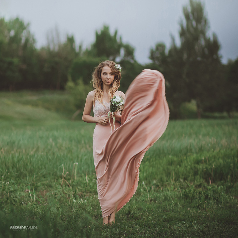 Фотографія девушка в платье с букетом цветов / Sashe Kultashev / photographers.ua