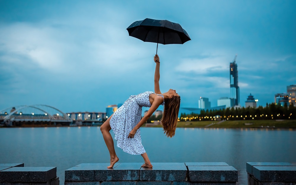 Фотографія Екатерина под дождём на набережной Астаны (Нур-Султана) / Александр Филипенко / photographers.ua