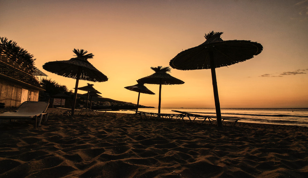 Фотографія Пустынно на пляже. Скучающие зонтики / Andronik Aleksander / photographers.ua