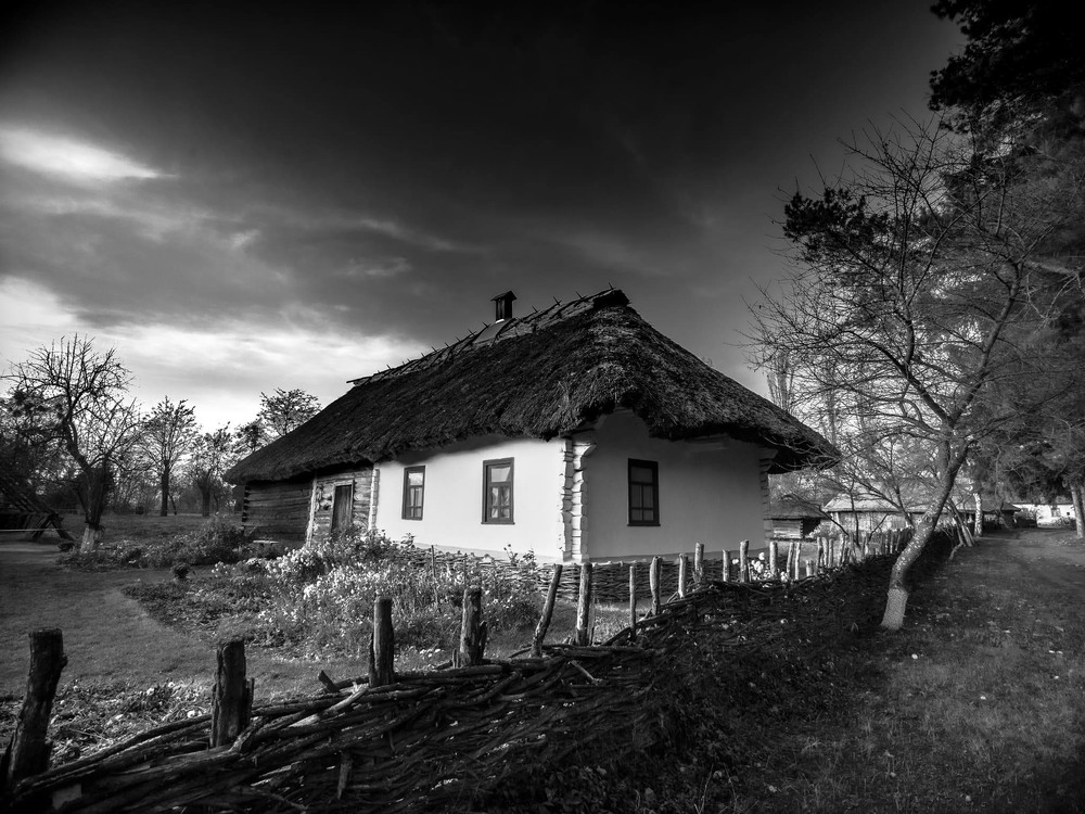 Фотографія стара хата ще стоїть... лиш спогади зимовими ночами, як душі мертвих в протягах тримтять.... / Ігор Солодовніков / photographers.ua