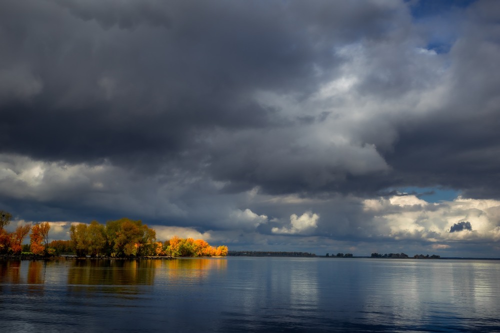 Фотографія Промінь сонця серед похмурого Дніпра / Ігор Солодовніков / photographers.ua