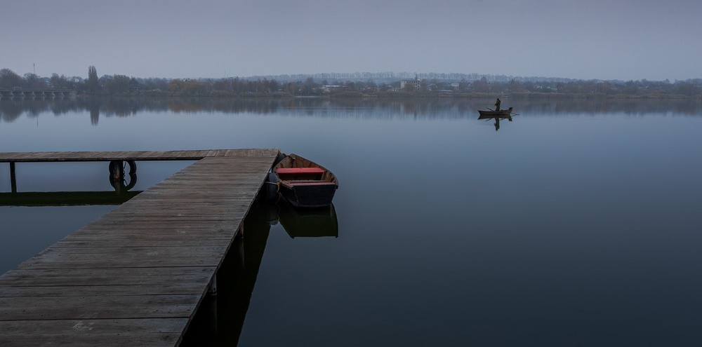 Фотографія Одинокий човен на ріці дзеркальній човняра чекає, а того - нема… / Ігор Солодовніков / photographers.ua