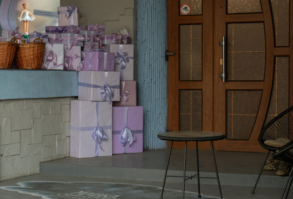 Фотографія тримайте подарунок лівою рукою, щоб правою обійняти ... / Крутий Николай / photographers.ua