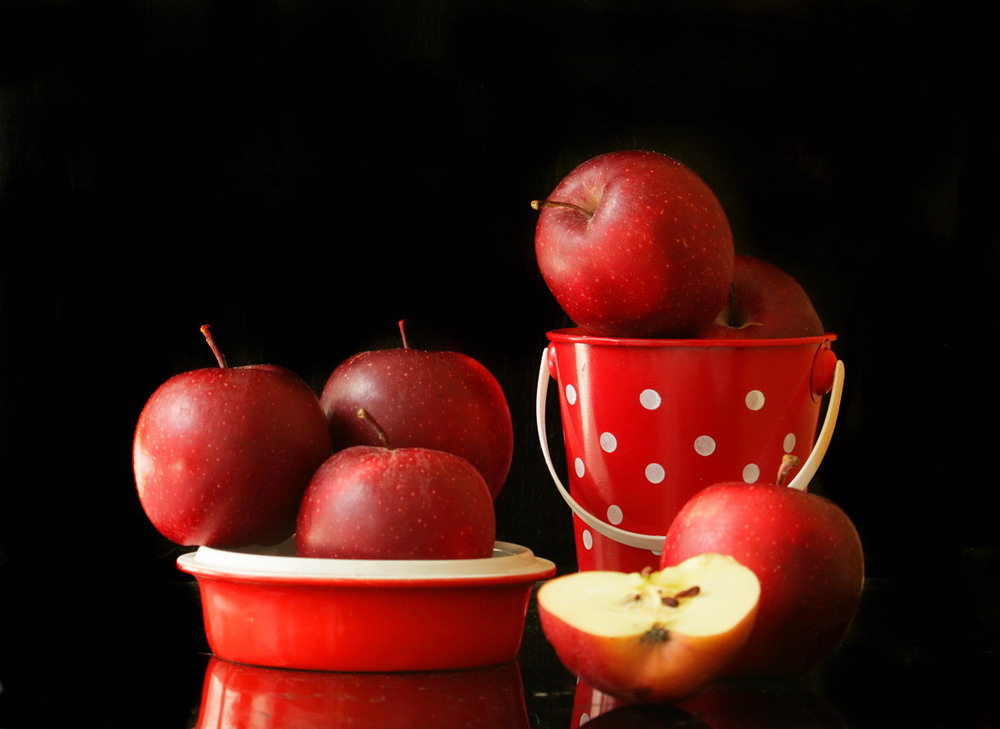 Фотографія З червоними яблуками / Lyudmila Dhzur / photographers.ua