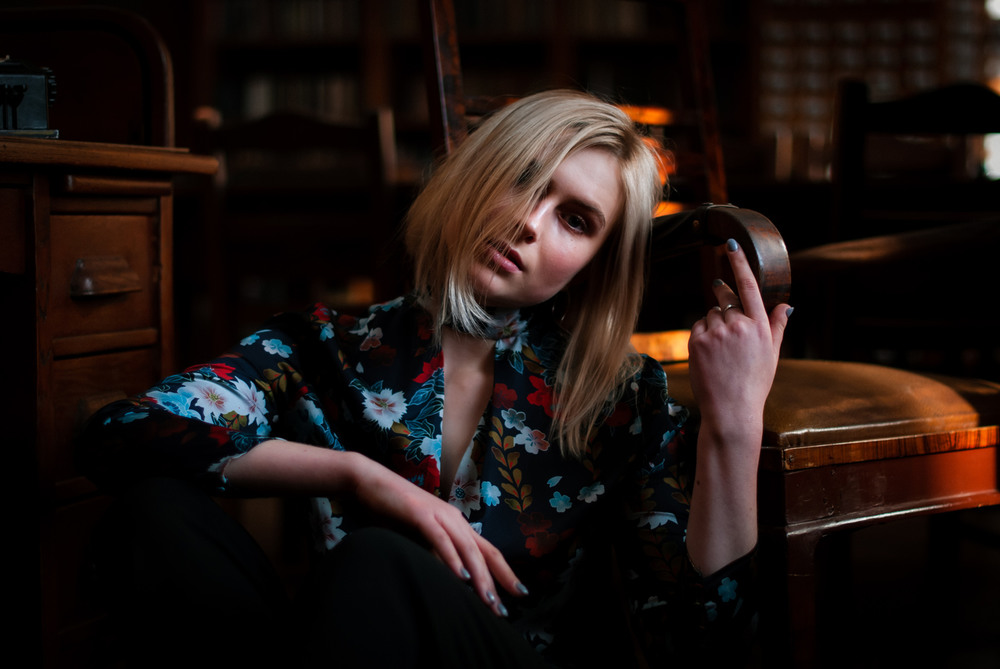 Фотографія Blonde sitting near a chair / Yura Kostyuk / photographers.ua