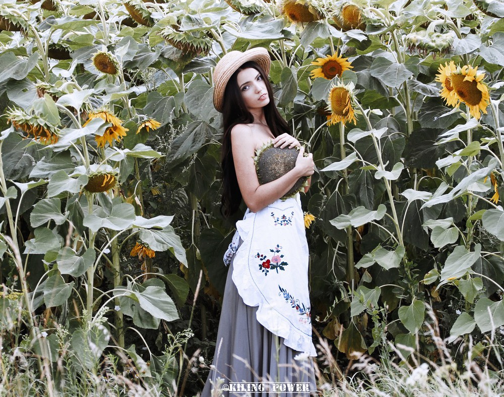 Фотографія Lady and sunflowers / Valerii Batai / photographers.ua