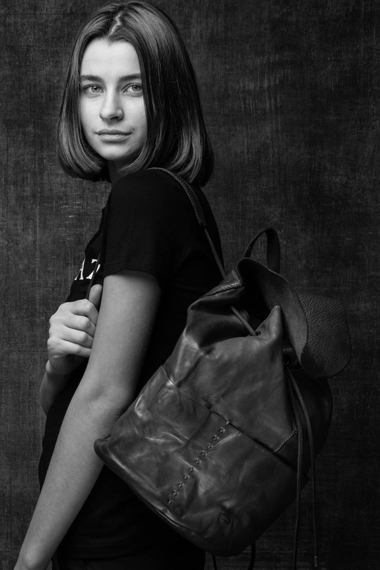 Фотографія Solitude of Worn Out Reddish Leather  Backpack. / Sergiy Tkachenko / photographers.ua