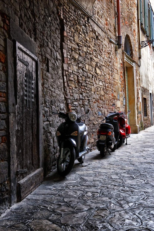 Фотографія Vespas at the Gate. A Timeless Pause in Città Alta / Sergiy Tkachenko / photographers.ua