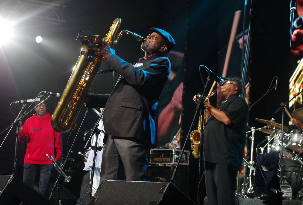 Фотографія З архіву ... 2013 р. , Джаз-фестиваль во Львове , Роджер Льюіс , "Dirty Dozen Brass Band" . / Александр Перепелицын / photographers.ua