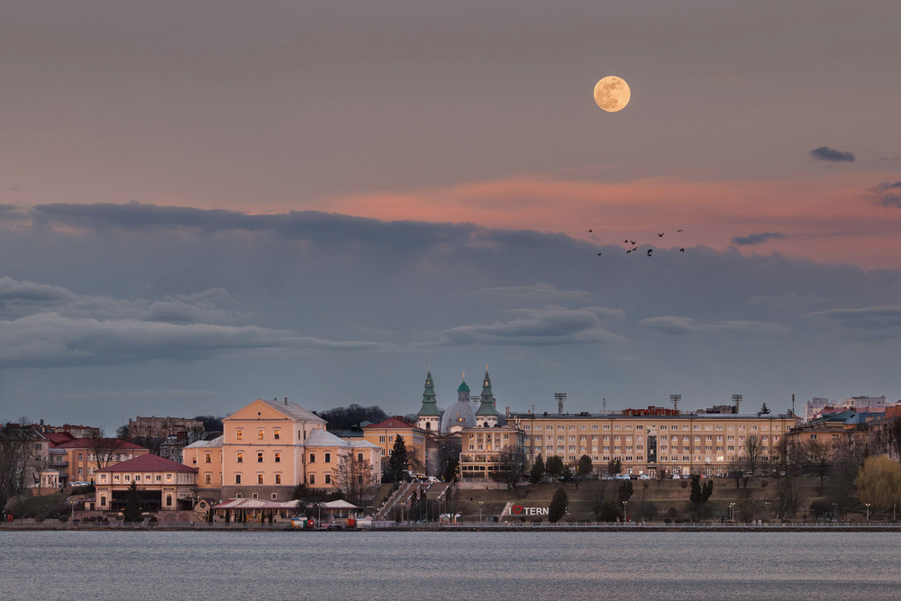 Фотографія Тернопіль під повним місяцем / Paul Drevnytskyi / photographers.ua