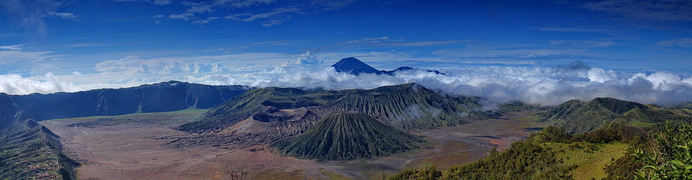 Фотографія Вид на вулканы Бромо и Семеру. Восточная Ява (Индонезия) / Лариса Дмитриева / photographers.ua