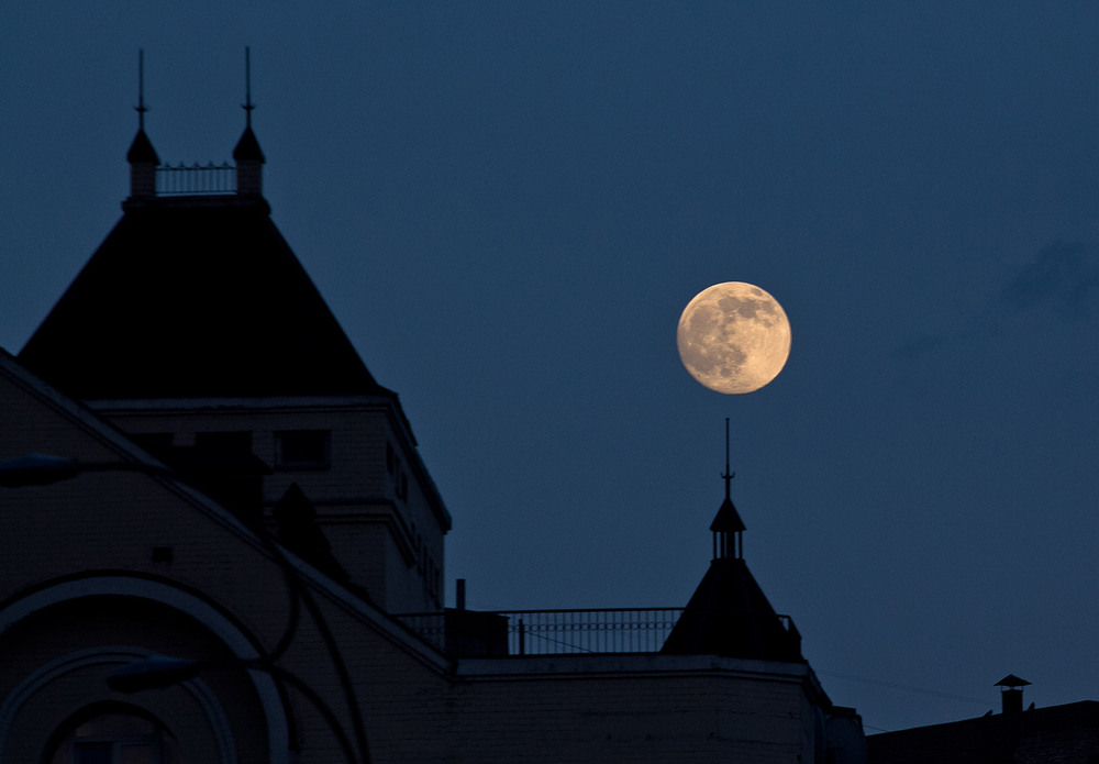 Фотографія про то, как луна почти зацепилась за дом / klimat / photographers.ua
